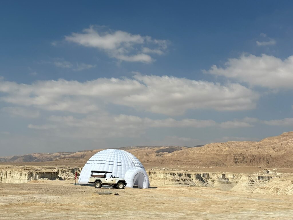 אוהל איגלו לבן בלב נופי המדבר – מיקום סדנת הצלילים